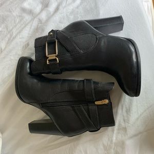 Black leather boot/ with fur inside